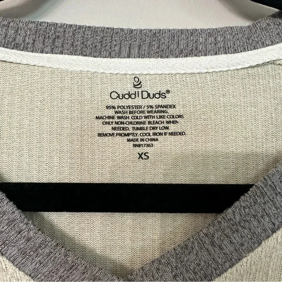 Cuddl Duds V-Neck Ivory and Gray Long Sleeve Ribbed Soft Top Size XS - Picture 5 of 8